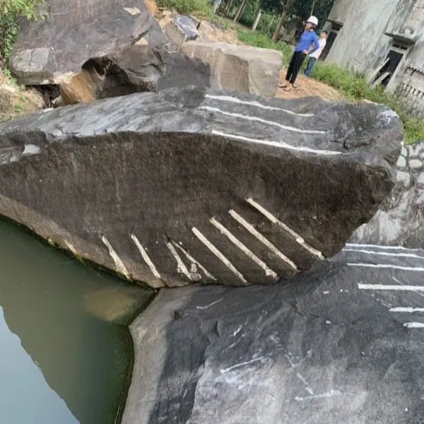 Đá nguyên khối tự nhiên loại 4