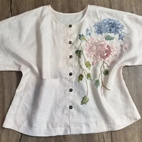 Áo linen thêu hoa cúc thủ công – dáng rộng cổ tròn